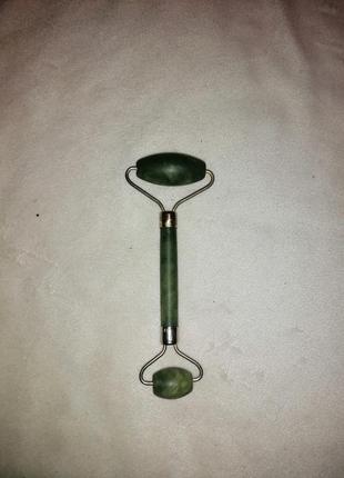 Нефритовый роликовый массажер для лица