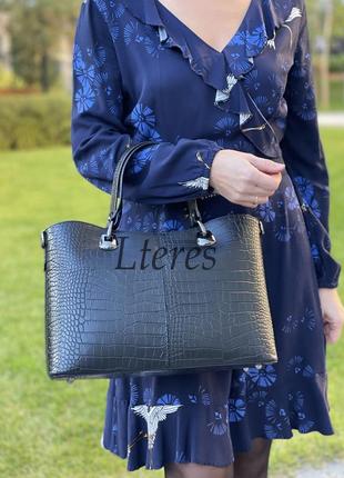 Черная вместительная кожаная сумка-тоут под крокодила, италия
