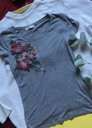 Сіра футболка жіноча з квітами2 фото