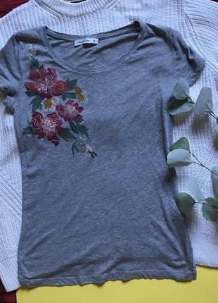 Сіра футболка жіноча з квітами3 фото