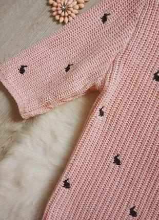 Плотный розовый свитер вязаный джемпер реглан с вышивкой черными зайками короткий рукав5 фото