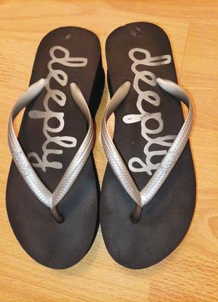 Шльопанці в'єтнамки deeply