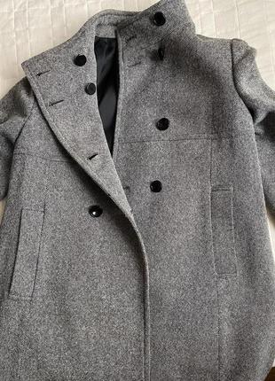 Серое двухбортное шерстяное пальто а-силуэта с воротником стойкой юникло6 фото