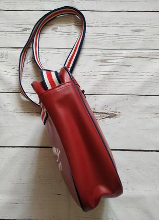 Червона  сумочка, кроссбоді від tommy hilfiger2 фото
