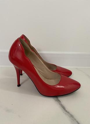 Червоні туфлі туфли