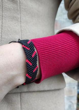 Жіночий браслет ручного плетіння макраме "колосок життя'" (чорно-червоний)