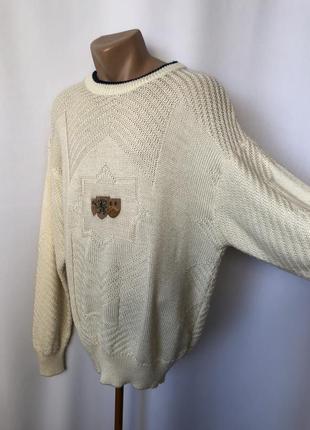 Винтаж молочный белый нарядный свитер с нашивкой лев гербы