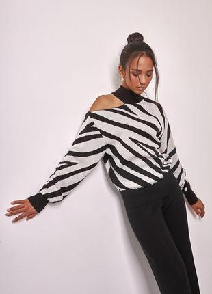 Модный женский свитер - джемпер с узором зебра черно-белый, открытое ассиметричное плечо2 фото