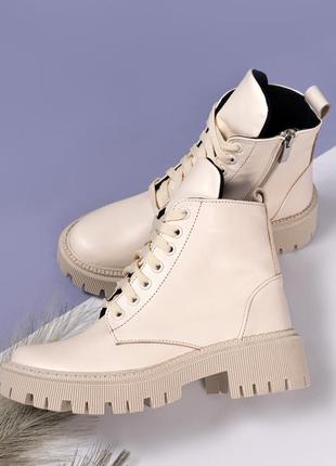 Кожаные зимние ботинки на шнурке кремового цвета