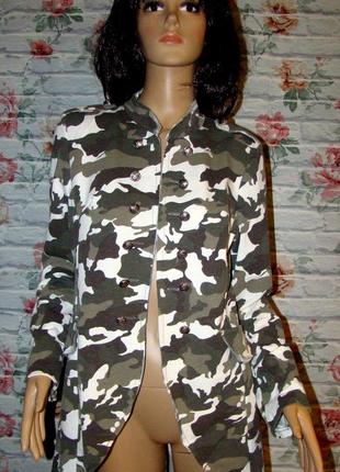 Удлиненный трикотажный пиджак с необработанными краями принт "камуфляж" (р.m/l)2 фото