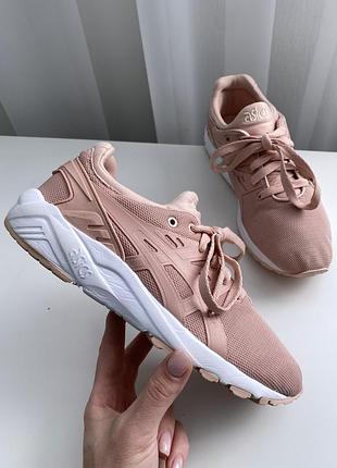 Аккуратные легчайшие кроссовки asics