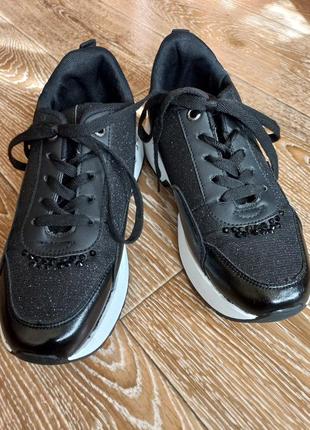 Черные кроссовки