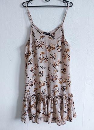 Шифоновое платье в цветочный принт на бретелях