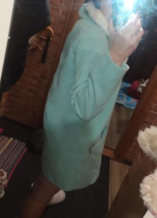 Женское бирюзовое мятное пальто с меховым воротником9 фото
