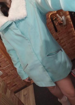 Женское бирюзовое мятное пальто с меховым воротником10 фото