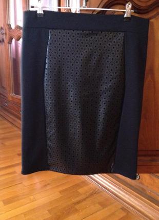 Оригінальна спідниця з шкіряною перфорованої вставкою спереду