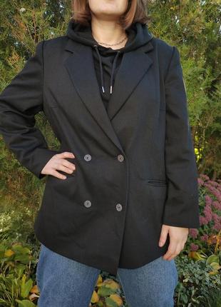 Стильный универсальный чёрный двубортный пиджак vesna