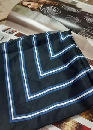 Хустка.може бути аксесуаром на шию, або хустка-твіллі.