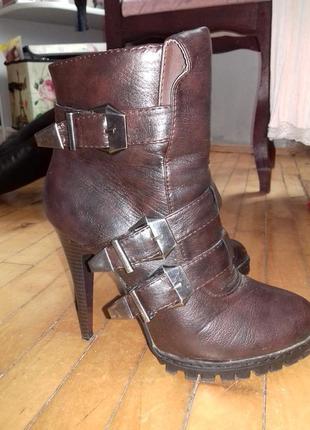 Крутые ботинки на шпильках