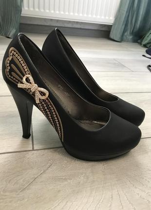 Чорні туфлі для офісу