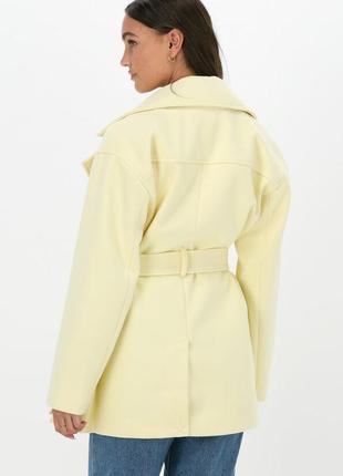 Коротке жовте пальто з паском na-kd2 фото