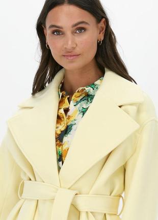 Коротке жовте пальто з паском na-kd4 фото
