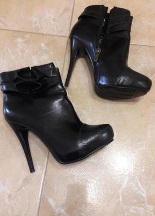 Чобітки.ошатні ботільйони на підборах