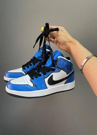 Чоловічі кросівки nike air jordan 1 retro high signal blue / smb