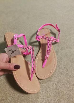 Яркие босоножки