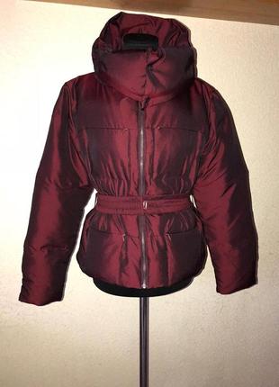 Бордовий пуховик . на розмір с-м