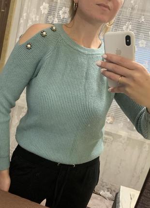 Новий м’ягенький светр з відкритими плечима