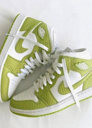 Жіночі кросівки nike air jordan 1 retro high green python / smb