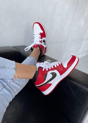 Жіночі кросівки nike air jordan 1 retro high chicago white toe / smb