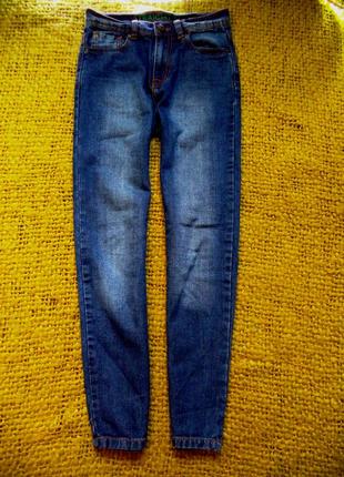 Стильні джинси чиносы 7\8 з потертостями і високою посадкою на стройняшку