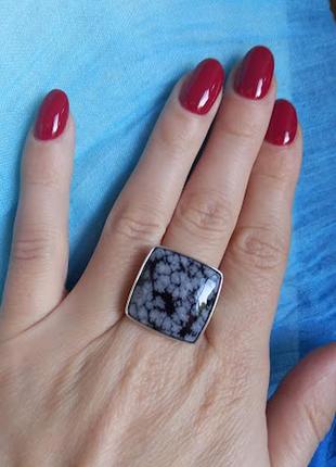 Серебряное  кольцо со снежным обсидианом квадратной формы