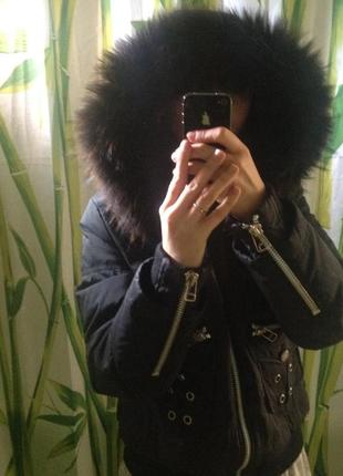 Чёрная куртка зимняя пуховик с натуральным мехом енота4 фото
