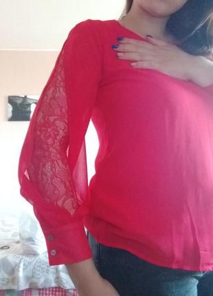 Блуза жіноча червона з мереживними рукавами1 фото
