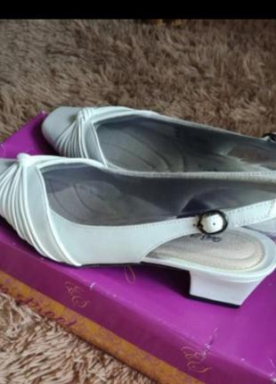 Білі туфлі з відкритою пяткою