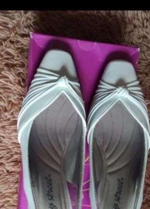 Білі туфлі з відкритою пяткою2 фото