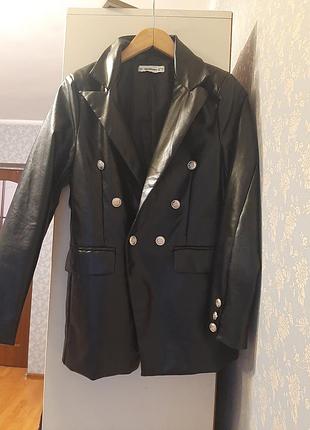 Пиджак с золотистыми пуговицами