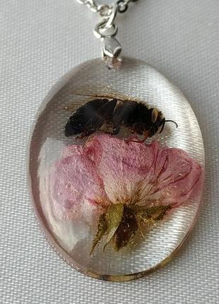 Кулон пчела, пчела на розе кулон, настоящая пчела и роза в эпоксидной смоле