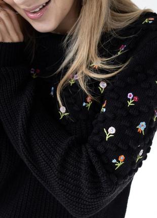 Шикарний теплий жіночий светр у стилі вишиванки3 фото