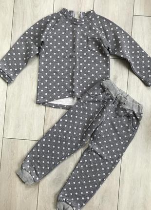 Нежный костюм в горошек
