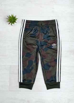 Штани фірми adidas.