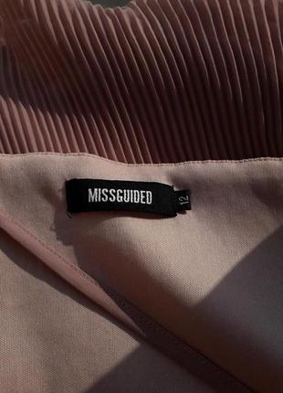 Трэндовая пудрово-розовая плиссированная блуза/топ на тонких бретелях missguided4 фото