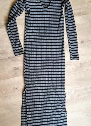 Клевое трикотажное серое полосатое платье "чулок" в рубчик с разрезами