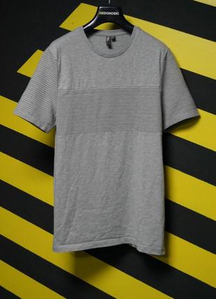 Сіра футболка з фактурної смужкою