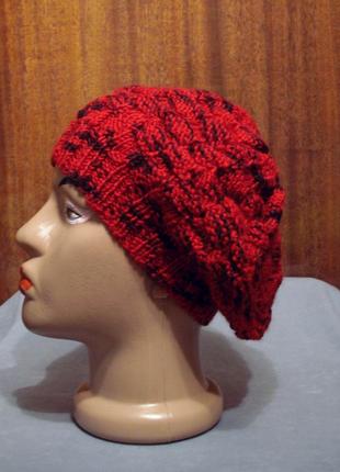 Вязаный бордовый берет ручной роботы