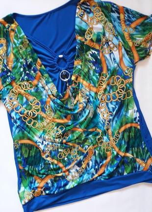 Класна футболка великого розміру з прикрасою спереду