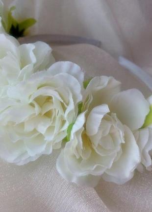 Обруч с белыми нежными розами, ободок цветочный белый для волос купить, купить веночек с белыми роза